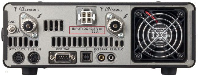 Imagen Trasera de Radio Transceptor. El consumo de voltaje (DC) y de corriente (A) esta delimitado en el rectángulo rojo.